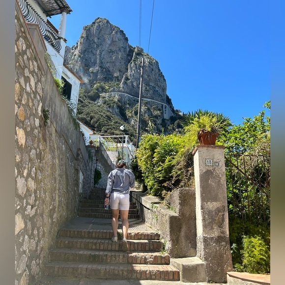 Meet your Posher, Sarah - Picture 1 of 2